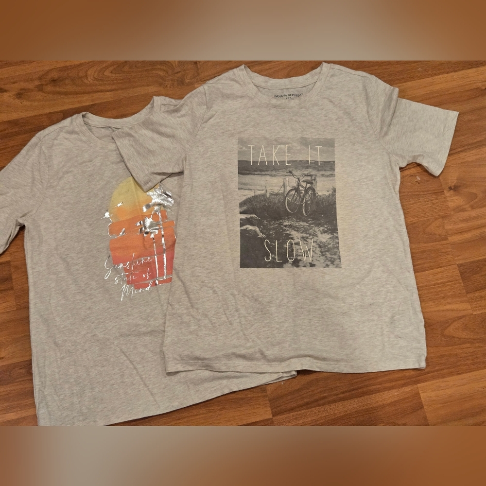 Womens Size Small Graphic T-Shirts Set of two. Banana Republic Color Cream/Gray